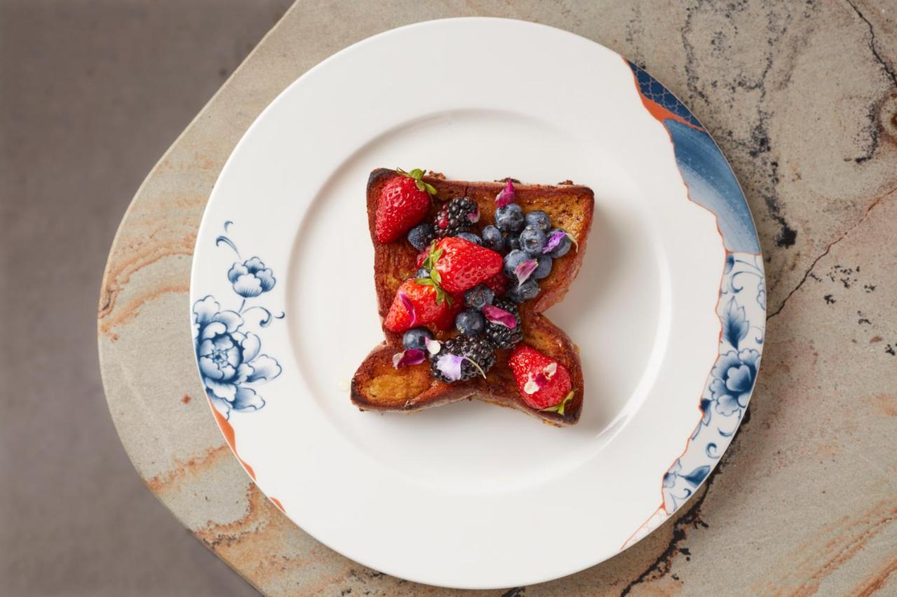 Hotel Pan Pacific Londra Esterno foto A plate of French toast with fruit