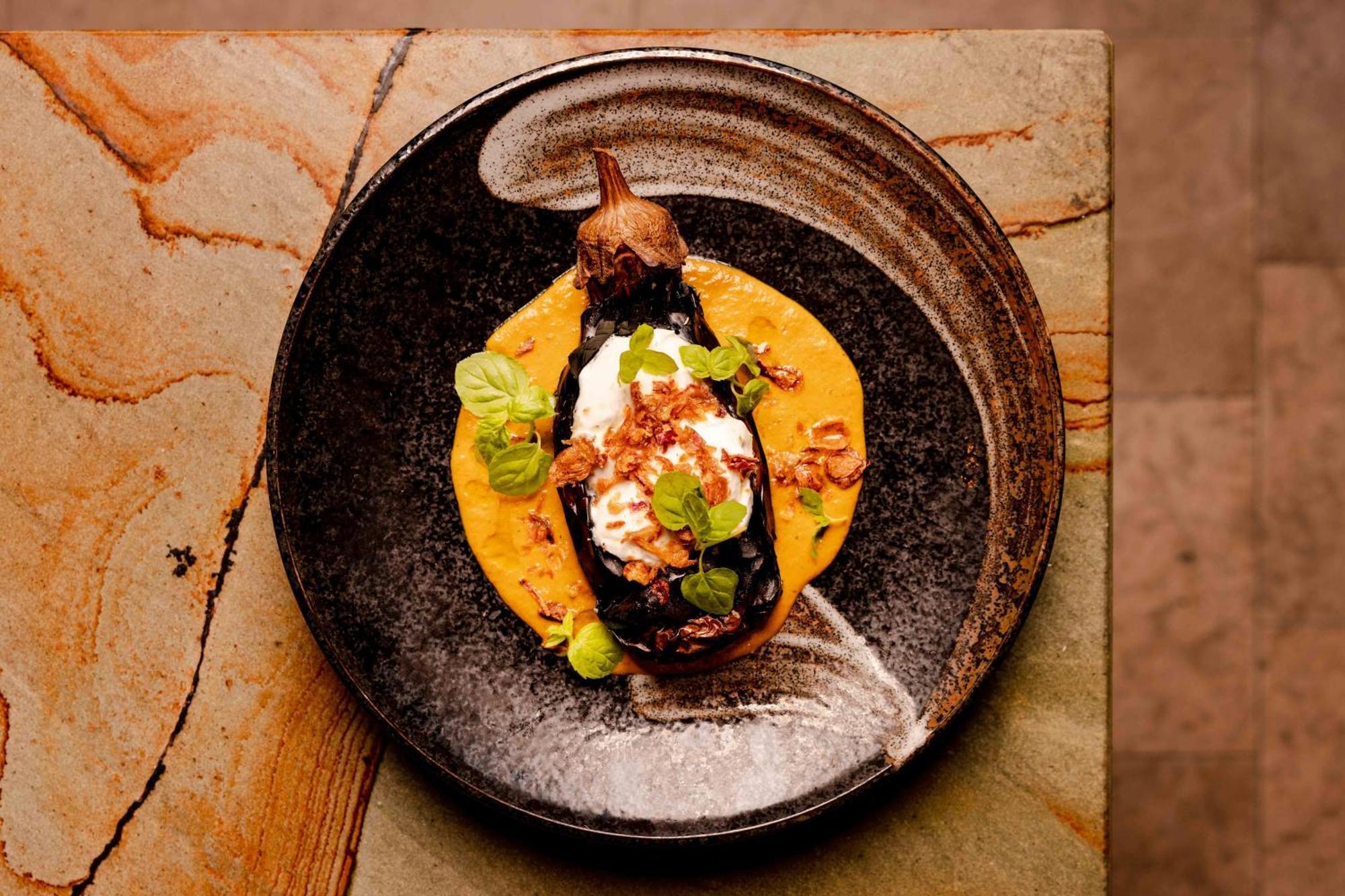 Hotel Pan Pacific Londra Esterno foto Aubergine with yoghurt and honey